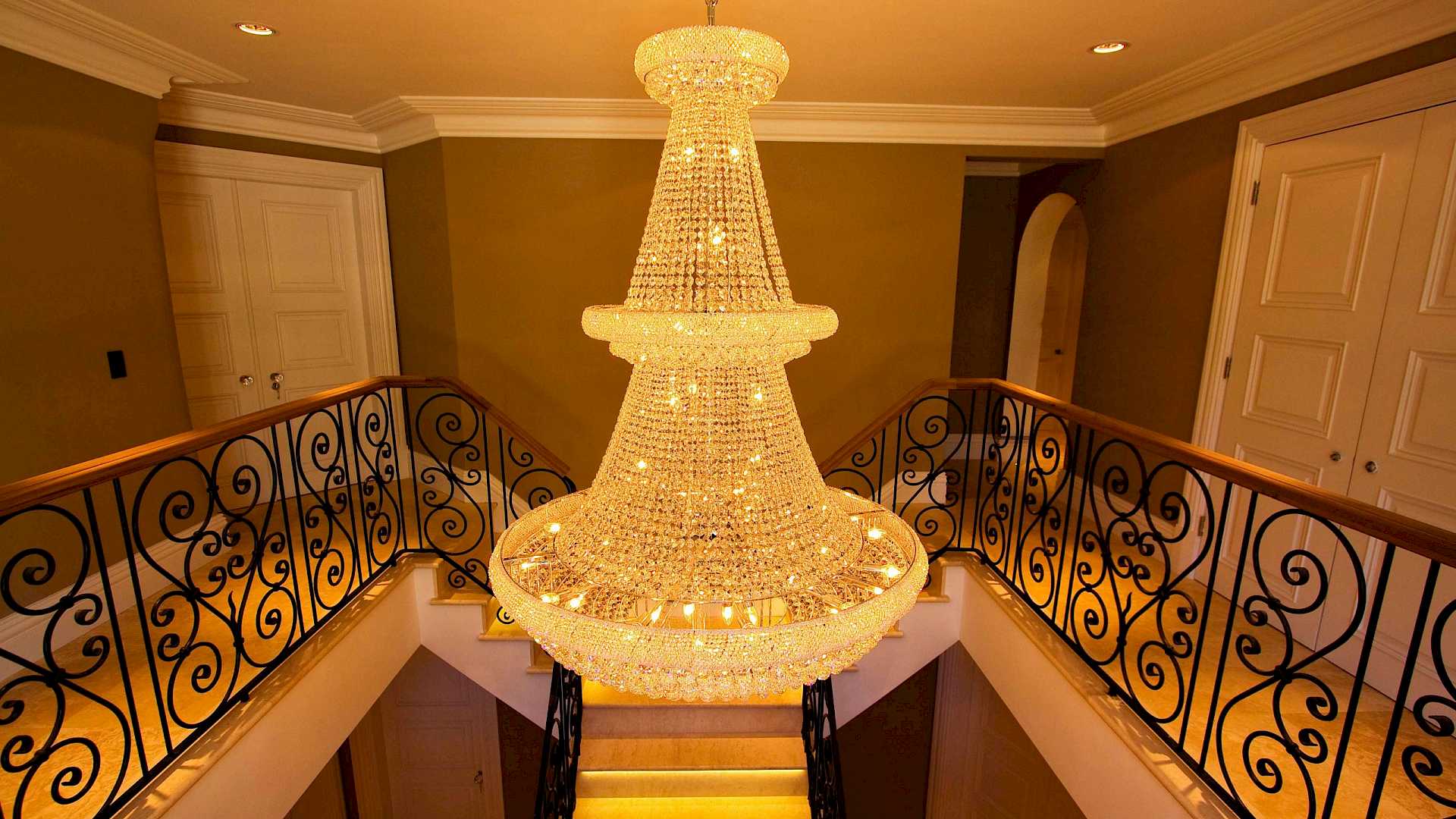 Hall lighting with large chandelier, controlled by lighting system